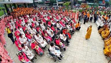 Tác phẩm “Đại hỷ” của tác giả Phạm Minh Giảng với nội dung thể hiện lễ hằng thuận của 50 cặp vợ chồng trong niềm hạnh phúc lớn