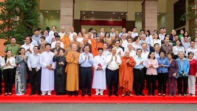 Chủ tịch nước Nguyễn Xuân Phúc chụp ảnh lưu niệm với cử tri