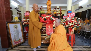 Hòa thượng Thích Đồng Tiến trao quyết định bổ nhiệm trụ trì tịnh xá Ngọc Yên đến Ni trưởng Thích nữ Trúc Liên