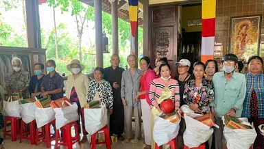 Tịnh thất An Lạc tặng quà người nghèo tại Kiên Giang