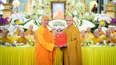 Thượng tọa Thích Thiện Quý trao quyết định bổ nhiệm trụ trì Linh Quang tịnh xá đến Thượng tọa Thích Minh Huệ