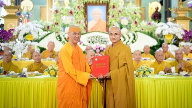 Thượng tọa Thích Thiện Quý trao quyết định bổ nhiệm trụ trì Linh Quang tịnh xá đến Thượng tọa Thích Minh Huệ