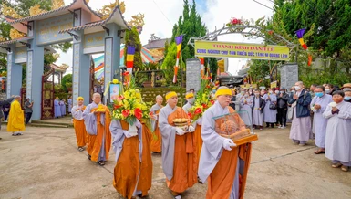 Phụng tống kim quan Ni trưởng Thích nữ Như Hương đến nơi trà-tỳ