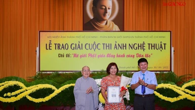 Ni trưởng Thích nữ Từ Nhẫn tặng hoa chúc mừng đến tác giả đạt giải Nhất hội thi