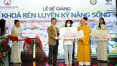 Thượng tọa Thích Phước Tiến trao tặng bằng khen, phần thưởng đến các học viên đạt thành tích cao trong khóa "Rèn luyện kỹ năng sống" tại tu viện Tường Vân