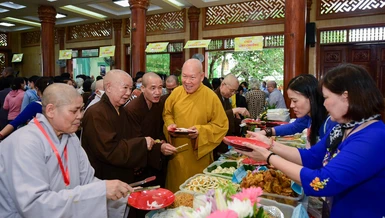 Chư tôn đức thưởng thức các món chay tại Hội chợ "Ẩm thực chay" do Phân ban Ni giới quận 4 tổ chức