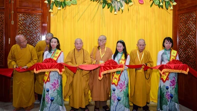 Hòa thượng Thích Thiện Nhơn cùng chư tôn đức cắt băng khánh thành 