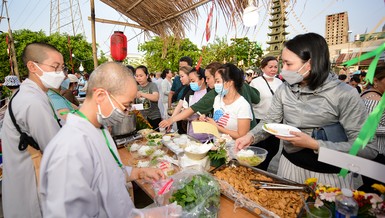 Ngày hội "Ẩm thực buffet chay" gây quỹ hoạt động do Ban Trị sự Phật giáo Q.7 tổ chức tại Long Hoa cổ tự