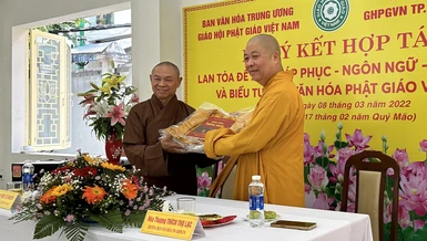 Hòa thượng Thích Thọ Lạc trao quà lưu niệm đến Hòa thượng Thích Từ Nghiêm 