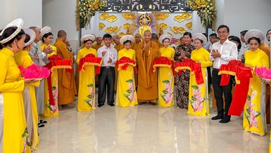 Chư Tăng, đại diện chính quyền cắt băng khánh thành chùa Phước Thành (Q.1, TP.HCM)