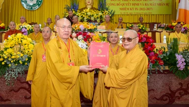 Hòa thượng Thích Thiện Nhơn trao quyết định đến Trưởng ban Từ thiện xã hội T.Ư, Hòa Thượng Thích Quảng Tùng 