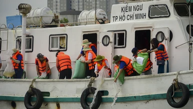 Thả giống tái tạo, bảo vệ môi trường sinh thái trên sông Sài Gòn