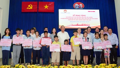 Các em học sinh đồng bào dân tộc Khmer nhận quà nhân dịp Tết Chôl Chnăm Thmây 2023