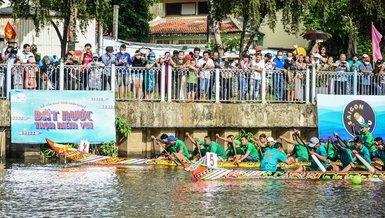 Lễ hội đua ghe ngo tại TP.HCM với chủ để "Đất nước trọn niềm vui" hướng tới chào mừng lễ 30-4 và 1-5