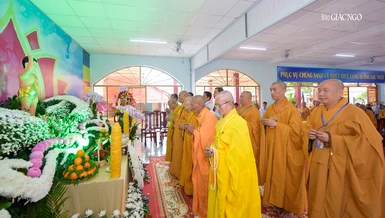 Đại chúng cử hành nghi thức Phật đản tại lễ đài Long Hoa cổ tự