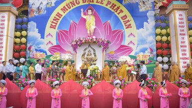 Lễ đài chính cử hành Đại lễ Phật đản của Phật giáo Q.1 tại tổ đình Vạn Thọ