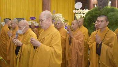 Hòa thượng Thích Thanh Tùng hướng dẫn các thành viên Ban Trị sự Phật giáo Q.1 dâng hương tưởng niệm 