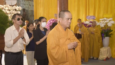 Thượng tọa Thích Tâm Hải, Tổng Biên tập Báo Giác Ngộ cùng phóng viên, biên tập, cán bộ, nhân viên dâng hương tưởng niệm Trưởng lão Hòa thượng Thích Thanh Sơn