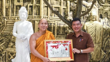 Ông Nguyễn Văn Trung, Tổng Lãnh sự nước CHXHCN Việt Nam tại Paksé tặng quà lưu niệm 