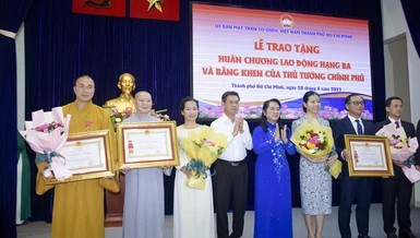 Đại diện Ban Từ thiện xã hội GHPGVN TP.HCM cùng các tập thể, cá nhân nhận Huân chương Lao động hạng 3 của Chủ tịch nước và Bằng khen của Thủ tướng Chính phủ tại hội nghị