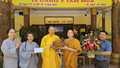 Thượng tọa Thích Pháp Châu thăm các hành giả hệ phái Phật giáo Nam tông Kinh đang an cư tại chùa Tam Bảo