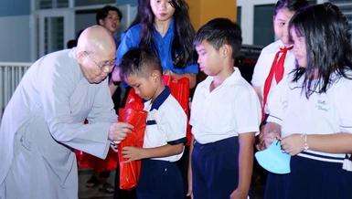 Ni trưởng Thích nữ Từ Nhẫn tặng quà đến các em học sinh tại Trường Phổ thông Trung học Nguyễn Văn Trỗi