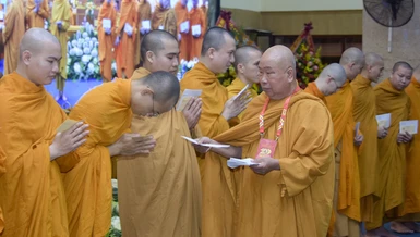 Hòa thượng Thích Giác Pháp, Phó ban Thường trực Giáo phẩm Hệ phái Khất sĩ trao học bổng đến Tăng Ni thuộc hệ phái