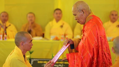 Hòa thượng Thích Đồng Tiến trao quyết định bổ nhiệm trụ trì chùa Linh Phước đến Đại đức Thích Tâm Hội