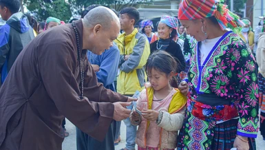 Thượng tọa Thích Thanh Phong trao quà đến một em nhỏ tại xã Tả Lèng, H.Tam Đường, tỉnh Lai Châu