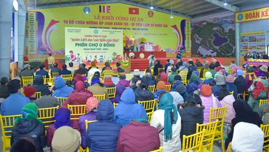 Hơn 500 người dân chờ nhận quà tại chùa Hương Ấp (Vạn Xuân tự)