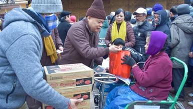 Thượng tọa Thích Thanh Phong trao quà đến người tàn tật tại Thái Bình