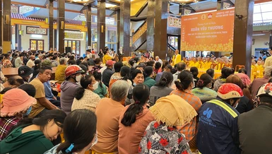 Chùa Long Hương (Đồng Nai) trao tặng hơn 1.000 phần quà đến người dân - Ảnh: Ch.L.H