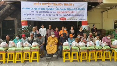 Thượng tọa Thích Truyền Tứ cùng các nhà tài trợ trao quà đến người dân tại chùa Huyền Trang (H.Nhà Bè)