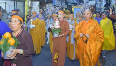 Ban Trị sự GHPGVN Q.4, môn đồ pháp quyến phụng tống kim quan cố Ni trưởng Thích nữ Tâm Hoa đến nơi trà-tỳ