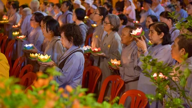 Đêm hoa đăng tưởng niệm ngày Đức Phật nhập Niết-bàn tại tổ đình Vạn Thọ - Ảnh: Quảng Đạo/BGN