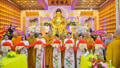 Chư tôn đức thực hiện nghi thức cắt băng khánh thành ngôi Tam bảo chùa Từ Khánh sau 2 năm trùng tu