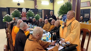 Thượng tọa Thích Minh Bảo, Trưởng ban Trị sự GHPGVN Q.4 điều hành phiên họp của Ban Trị sự tại chùa Long Bửu