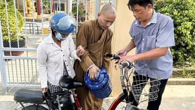 Thượng tọa Thích Minh Quang hỗ trợ trao tặng nước ngọt tại tỉnh Tiền Giang