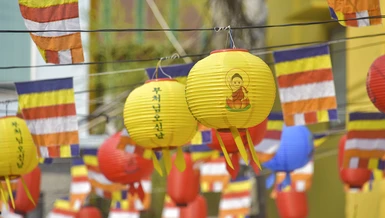 Lồng đèn và cờ Phật giáo đầy sắc màu treo trước cổng Linh Quang tịnh xá - lễ đài Phật đản của GHPGVN Q.4 - Ảnh: Quảng Đạo