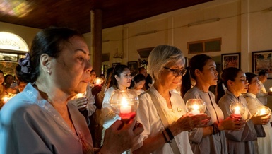 Phật tử thắp nến hoa đăng cầu nguyện tại chùa Tam Bảo (Đà Nẵng) nhân mùa Phật đản 