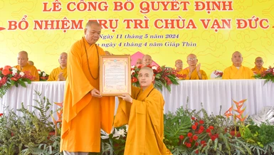 Đại đức Thích Hoằng Tâm nhận quyết định bổ nhiệm trụ trì chùa Vạn Đức (H.Bình Đại, tỉnh Bến Tre) vào sáng 11-5