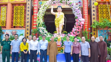 Đoàn lãnh đạo Ủy ban MTTQVN TP.HCM, Quận ủy Q.1 thăm Ban Trị sự Phật giáo Q.1 - Ảnh: Quảng Đạo