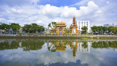 Tổ đình Vạn Thọ (Q.1) với cờ, hoa đầy sắc màu soi bóng bên dòng kênh Nhiêu Lộc - Ảnh: Quảng Đạo