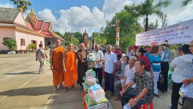 Trao tặng các phần quà đến đồng bào Khmer tại xã Thạnh Phú, H.Mỹ Xuyên