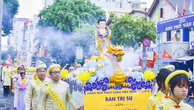 Lễ rước kiệu Đức Phật đản sinh của Phật giáo Q.4 vào sáng mùng 8-4 ÂL - Ảnh: Quảng Đạo