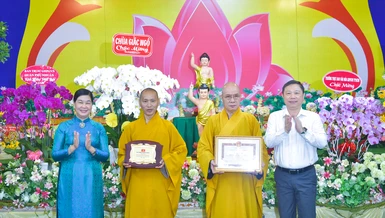 Thượng tọa Thích Minh Quang đại diện Ban Trị sự GHPGVN Q.1 nhận Giấy khen biểu dương của chính quyền Q.1 trong các công tác an sinh xã hội - Ảnh: Quảng Đạo/BGN