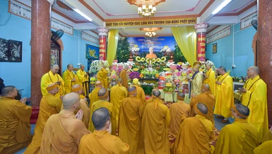 Môn đồ pháp quyến thực hiện nghi thức cung tiến Giác linh Trưởng lão Hòa thượng Thích Thanh Sơn - Ảnh: Quảng Đạo