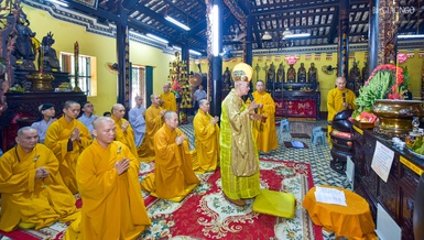 Môn đồ pháp quyến thực hiện nghi thức cung tiến Giác linh Hòa thượng Thích Huệ Sanh tại tổ đình Giác Lâm - Ảnh: Quảng Đạo