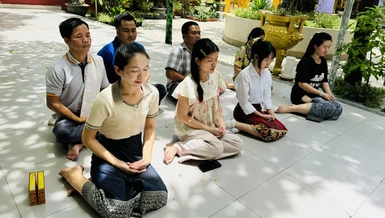 Các bạn sinh viên Lào thực tập điều hòa hơi thở chánh niệm để giúp bình tĩnh, tự tin trước khi bước vào phòng thi