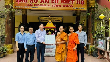 Lãnh đạo Ban Tôn giáo TP.Đà Nẵng tặng quà chúc mừng đến chư Tăng đang an cư tại chùa Tam Bảo